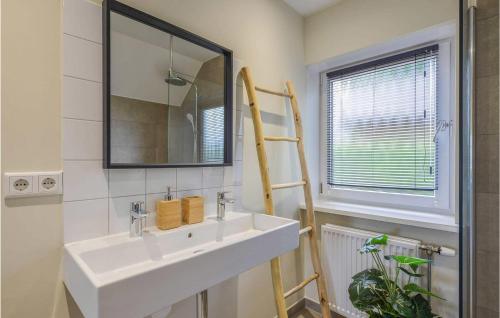Ett badrum på 3 Bedroom Awesome Home In Kerkdriel