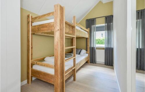 Våningssäng eller våningssängar i ett rum på 3 Bedroom Awesome Home In Kerkdriel