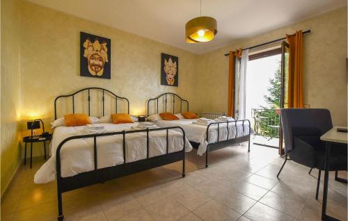 SantʼAlfio的住宿－Gorgeous Home In Santalfio With Sauna，一间卧室设有两张床和窗户。
