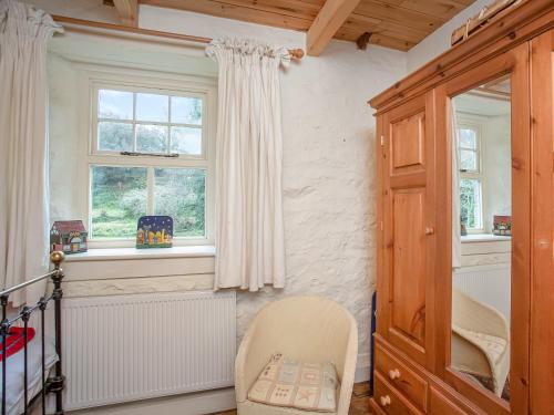 um quarto com um radiador e uma janela em Hallowarren Barn em Saint Anthony
