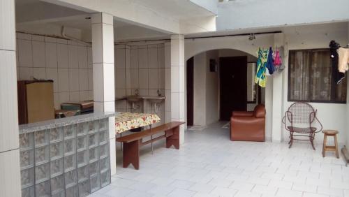 瓜拉圖巴的住宿－Pousada Maringá，带沙发、桌子和椅子的客房