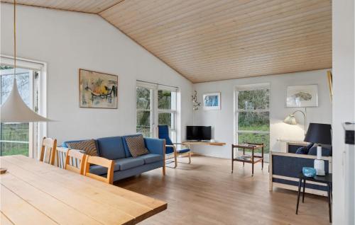 ギブにある2 Bedroom Awesome Home In Giveの青いソファとテーブルのあるリビングルーム