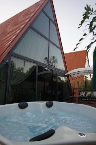 Kolam renang di atau dekat dengan Chalés Alto Padrão com Jacuzzi no Centro de Bonito