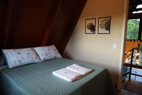 um quarto com uma cama com duas toalhas em NOVÍSSIMOS Chalés Alto Padrão com Jacuzzi no Centro de Bonito em Bonito