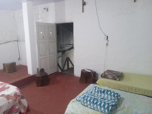 um quarto com duas camas e uma lareira em Cama 04 no quarto compartilhado em Vitória