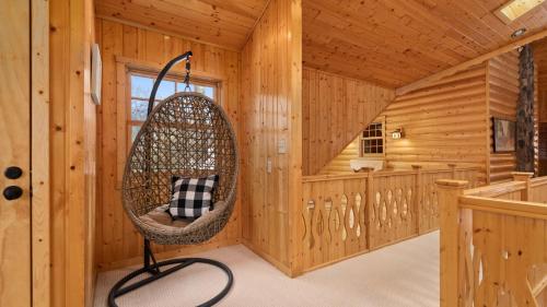 ein Zimmer mit einer Schaukel in einem Blockhaus in der Unterkunft Shady Pines On Kimble Lake in Pequot Lakes