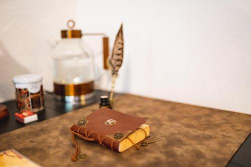 un portafoglio seduto su un bancone con una bottiglia di Goethes Haus a Gottinga