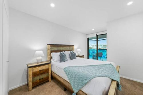 1 dormitorio con 1 cama y 1 mesa con lámpara en Blue Horizons 2BR Water Front Full Marina View, en Los Ángeles