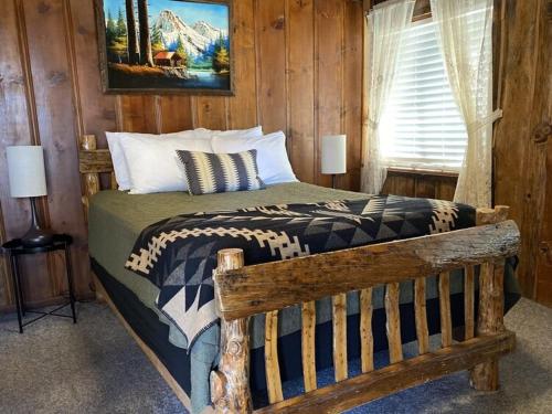 1 dormitorio con 1 cama en una habitación de madera en 2410 - Oak Knoll Duplex Studio #12 cabin en Big Bear Lake