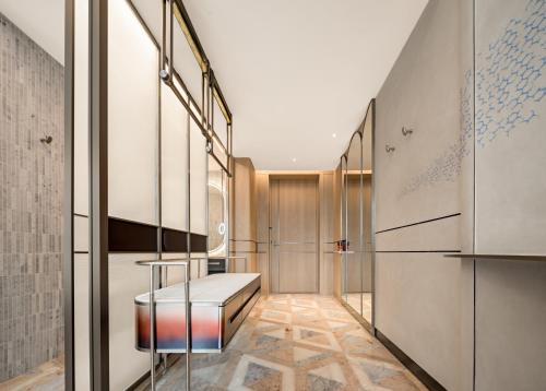um corredor com um banco num quarto em Hotel Indigo Xiamen Haicang, an IHG Hotel-First Day Free Mini Bar em Xiamen