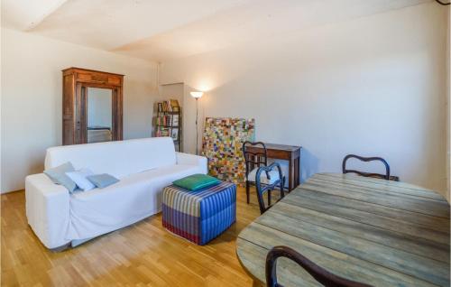 a living room with a white couch and a table at Amazing Apartment In Montegrosso Dasti With Kitchen in Montegrosso dʼAsti