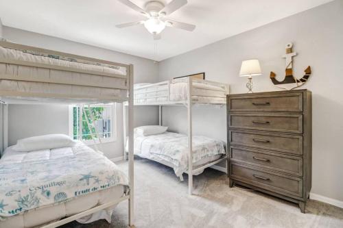 マルコ・アイランドにあるStunning 4BR Beach House - Pool - Spa - Near the Parkのベッドルーム1室(二段ベッド2台、ドレッサー付)