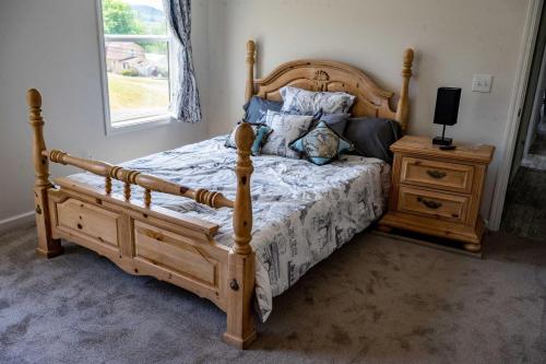 una camera con letto in legno e comodino di 171 Port Matilda a Port Matilda