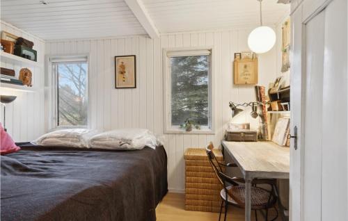 1 dormitorio con 1 cama, escritorio y ventanas en Nice Home In Or With Wifi, en Orø