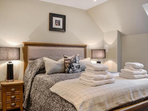sypialnia z 2 łóżkami i białymi poduszkami w obiekcie The Old Mill - Uk45931 w mieście Linlithgow
