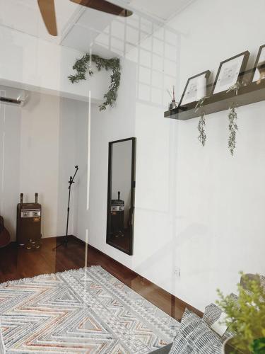シャー・アラムにあるThe Classy RomaAkarの鏡と敷物が備わる白い部屋