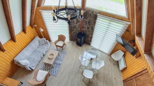 an overhead view of a living room with a chandelier at Cabañas Nevados Del Valle in Malalcahuello