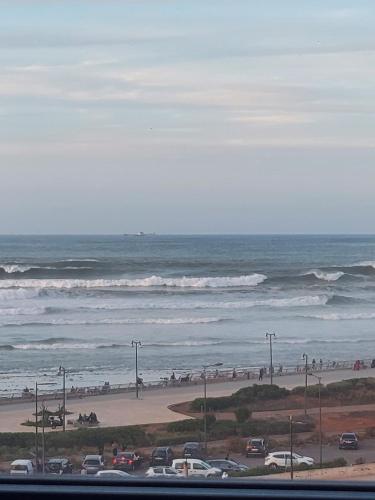 uma vista para a praia e para o oceano em modern apartment opposite the Hassan2 mosque, very well equipped and stylish, 85 m² with gym and direct sea view with underground garage. (couple of Arab origin without marriage certificate will be refused) em Casablanca