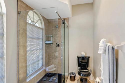 een badkamer met een douche met een glazen deur bij 206 Marco Island in Marco Island