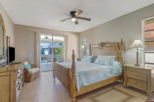 een slaapkamer met een bed en een plafondventilator bij 206 Marco Island in Marco Island