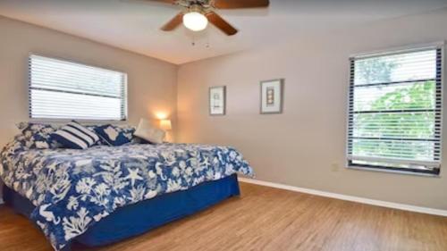 una camera da letto con un letto e un ventilatore a soffitto di 6795 Sarasota a Sarasota