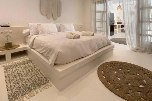 ein weißes Schlafzimmer mit einem großen Bett mit zwei Kissen in der Unterkunft Mediterranean 2Bdr Villa near Pererenan Beach in Canggu