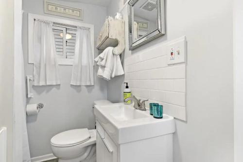een witte badkamer met een wastafel en een toilet bij 258 #2 Fox Lake in Fox Lake