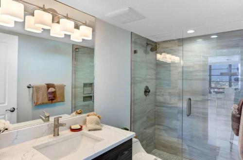 Et badeværelse på Beachfront South Seas Remodeled Paradise!