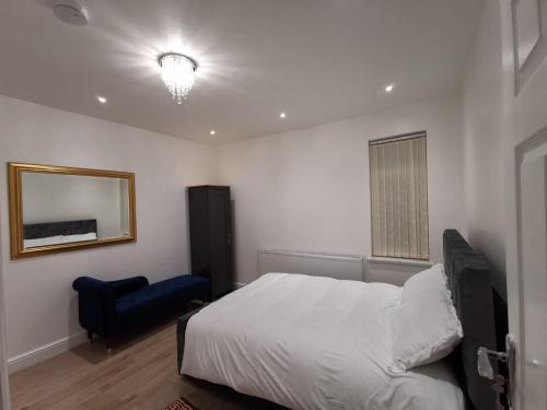 Un pat sau paturi într-o cameră la Three Bedroom Modern Apartment by Luton Airport and Luton Station