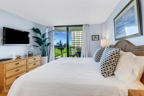 En eller flere senge i et værelse på Southseas Beachfront Condo