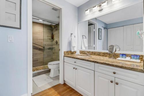 Et badeværelse på Southseas Beachfront Condo