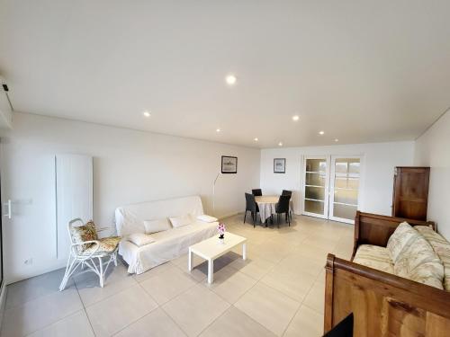 un salon avec un canapé et une table dans l'établissement Appartement T3 avec terrasse, garage - La Chaume - FR-1-92-765, à Les Sables-dʼOlonne