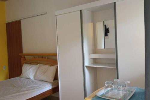1 dormitorio con cama, espejo y mesa en Suíte em Cumuruxatiba beira-mar en Cumuruxatiba