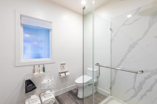 納帕的住宿－R Inn Napa，一间带卫生间和玻璃淋浴间的浴室