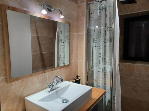 Ένα μπάνιο στο Maison spacieuse avec piscine chauffée, jardin clos, terrasses, cheminée, et équipements bébé inclus. - FR-1-653-183