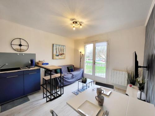 un salon avec un canapé et une table dans l'établissement T2 Rénové avec Parking, près Port de Plaisance et Plage - Les Sables-d'Olonne - FR-1-92-929, à La Chaume