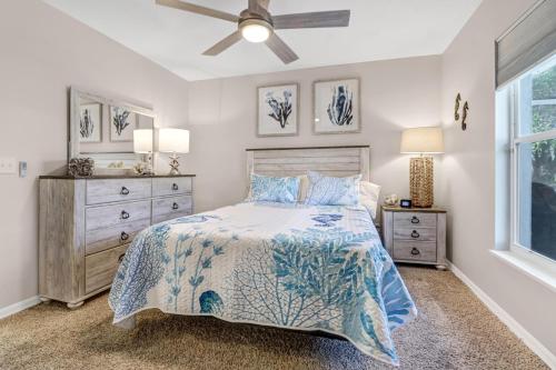 Giường trong phòng chung tại 3BR Pristine House with Pool in Marco l Close to Beaches