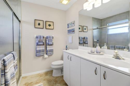 Phòng tắm tại 3BR Pristine House with Pool in Marco l Close to Beaches