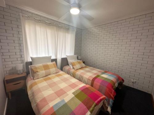 Ein Bett oder Betten in einem Zimmer der Unterkunft The Deck