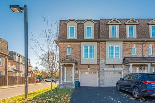 4BR House walk to Burlington Go Train Station