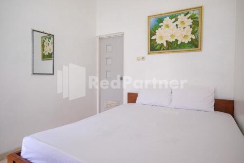 Postel nebo postele na pokoji v ubytování Wisma Giri Mulyo B near Grojogan Sewu Mitra RedDoorz