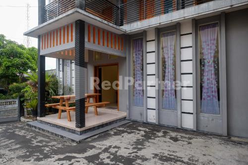 Balkón nebo terasa v ubytování Wisma Giri Mulyo B near Grojogan Sewu Mitra RedDoorz
