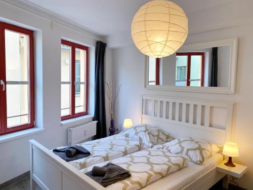 Stralsund - Haus Gohr, Quartier 2 في شترالزوند: غرفة نوم بسرير وثريا
