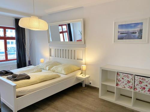 シュトラールズントにあるStralsund - Haus Gohr, Quartier 3のベッドルーム1室(白いベッド1台、窓2つ付)