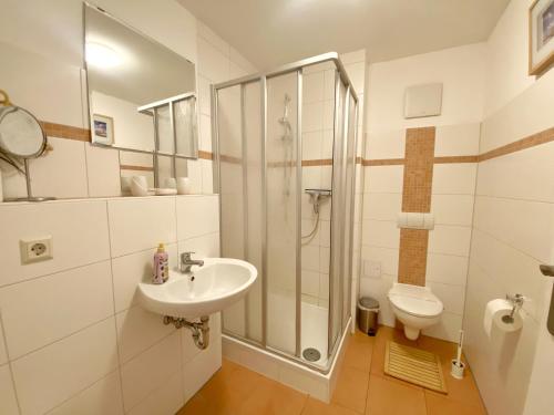 La salle de bains est pourvue d'une douche, d'un lavabo et de toilettes. dans l'établissement Stralsund - Haus Gohr, Quartier 3, à Stralsund