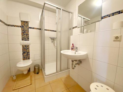 a bathroom with a shower and a sink and a toilet at Stralsund - Haus Gohr, Quartier 6 in Stralsund