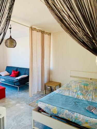 une chambre avec un lit et un canapé dans l'établissement Studio cocooning, à Nice