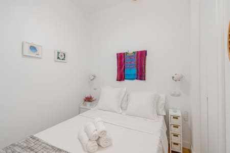 a bedroom with a white bed and a window at Apartamento La Latina Palacio in Madrid