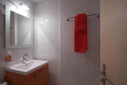 Kylpyhuone majoituspaikassa Apartment Olympia Matterhorn