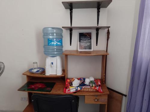 un escritorio con una jarra de agua encima en Renova tu energía en Mendoza en Mendoza